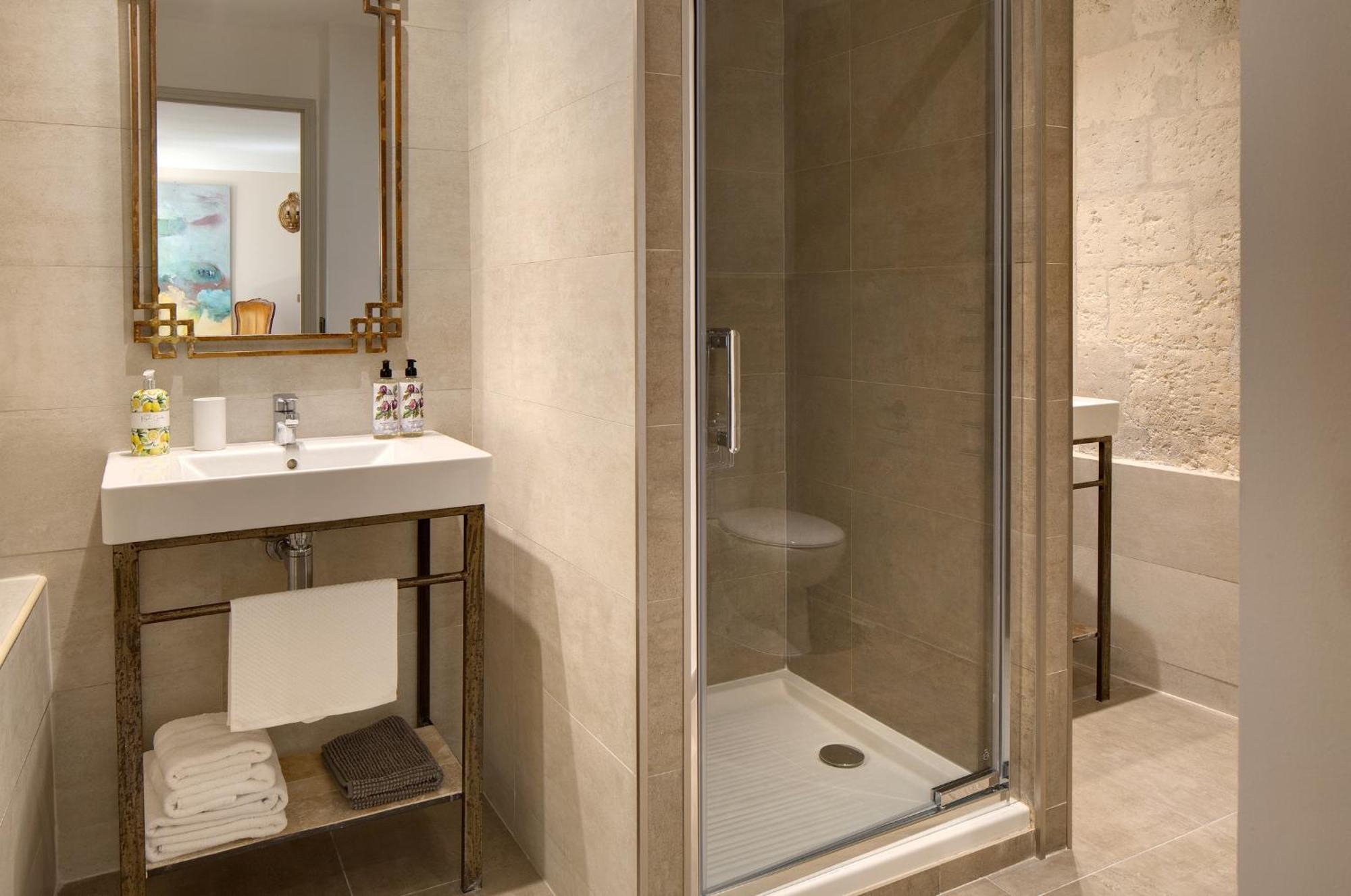 La Maison Des Augustins 4 Stars Et Fitness Bed & Breakfast Avignon